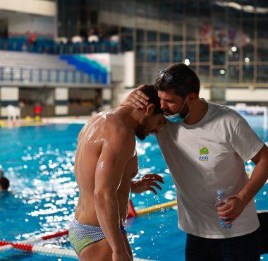 Fotografija: Krištof Štromajer v objemu z Jašo Kadivcem / foto Tit Košir