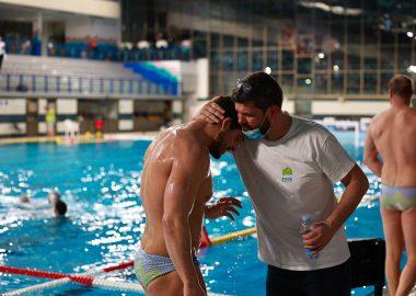 Fotografija: Krištof Štromajer v objemu z Jašo Kadivcem / foto Tit Košir